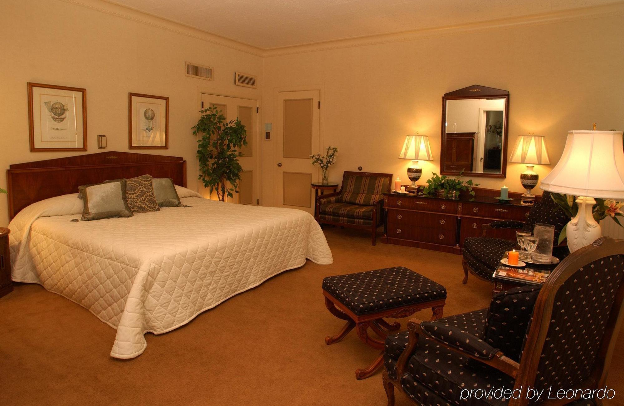Milwaukee Athletic Club Hotel Room photo